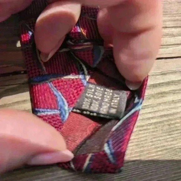 Vintage Valentino men's  tie red blue and gold silk tie - Picture 9 of 9